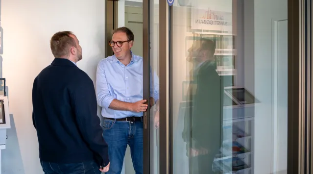 Verkoper geeft uitleg over schuiframen