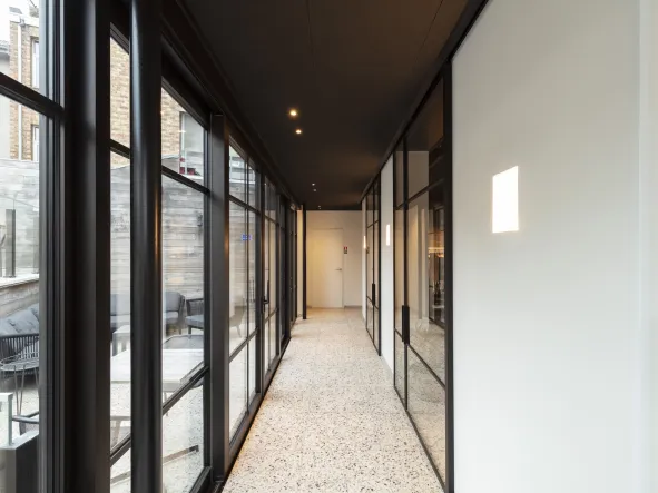 Ramen met steellook voor hotel in Depanne