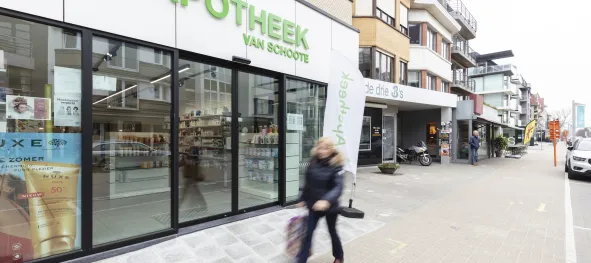 Aluminium ramen en deuren voor Apotheek Van Schoote in Sint-Idesbald