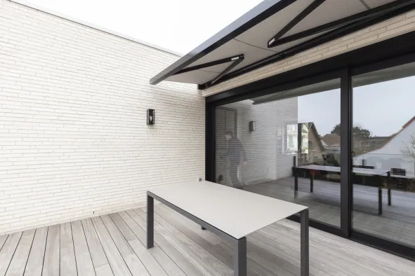 PVC schuifraam in het zwart op modern plankenterras