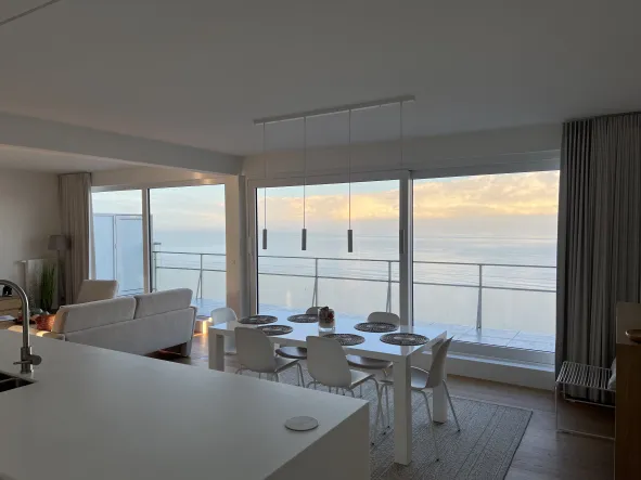 PVC ramen in appartement met zeezicht