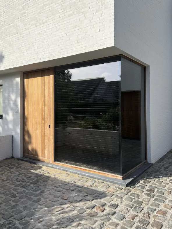 Houten deur in moderne woning met glaspartij. 